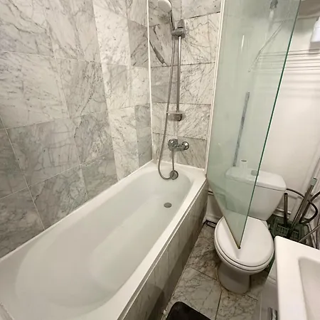 Cosy Dans Partage 2 Pieces Proche Tour Eiffel Cozy Bedroom In A Shared 2-room Near Eiffel Tower 民宿 巴黎
